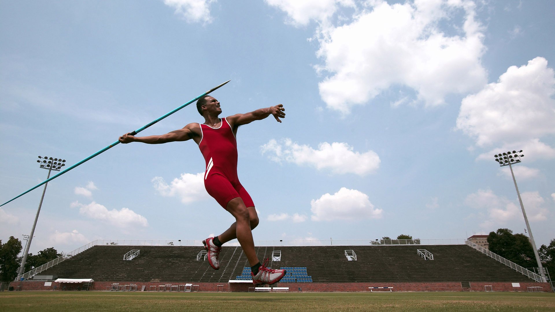 女子足球注重身体对抗训练提升整体抗压水平,女子足球运动